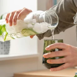 Glaskaraffe mit Trinkskala, 900ml