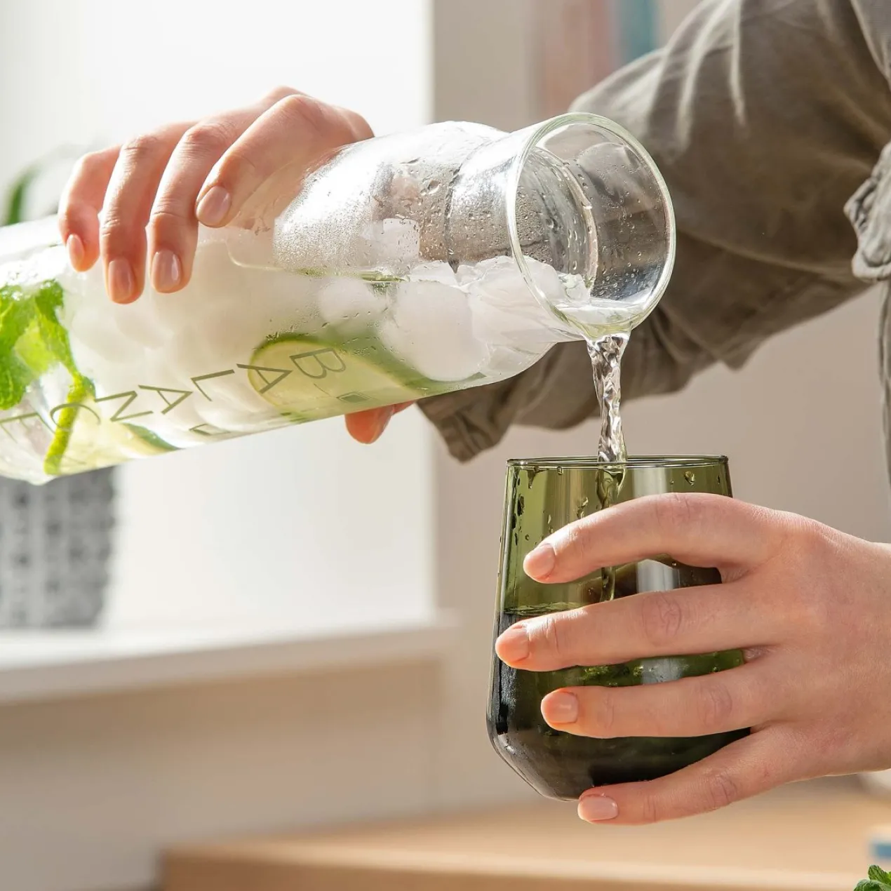 Glaskaraffe mit Trinkskala, 900ml