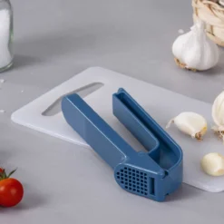 Knoblauchpresse Essential, blau
