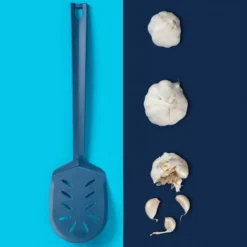 Pfannenwender mit Schlitzen, blau