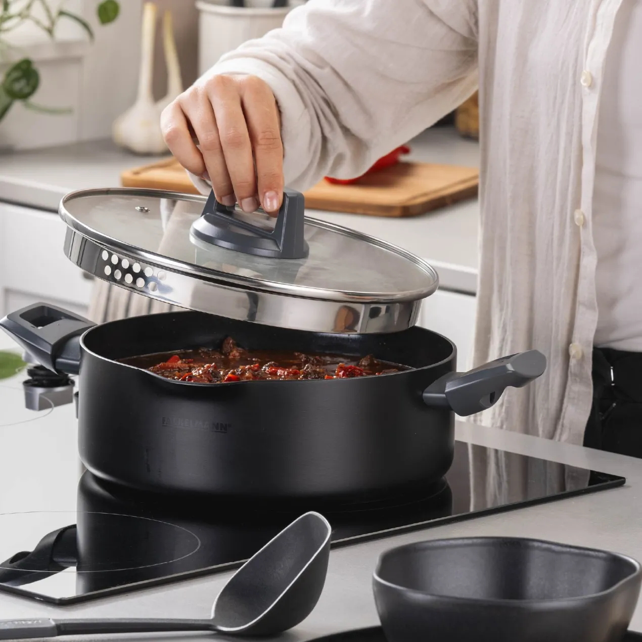 Servierpfanne mit Deckel Statement, antihaft, Ø24cm – 20% Rabatt mit Code: COOK20