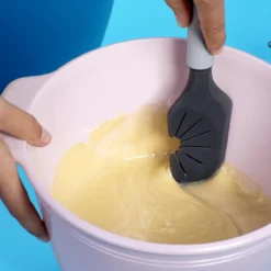 Teigschaber mit Schneebesenreiniger